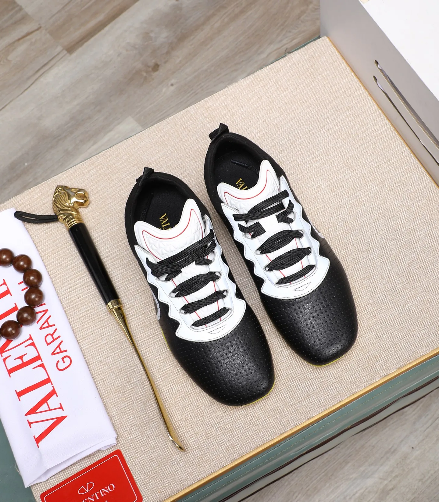 Men's Men's Shoes 💰620 VALENTINO 🌹🌹🌹2025 Valentino's latest spring sneakers! The counter 🔥 recommends RUNBOOT, which is lightweight and comfortable. It has a multi-functional design that integrates blue sneakers, running shoes, and fashionable sneakers to create a cool on-foot effect. ♥️♥️Fashionable sneakers that are sought after by many popular celebrities and fashion influencers♥️♥️. 👉All-round original 1:1 high-end production 👉Fabrics: Two options: delicate, soft and comfortable eyelet lambskin and high-end technical fabrics 👍Super soft suede special lining inside 👍Outsole wear-resistant TPU material 👍Full set of original counter packaging